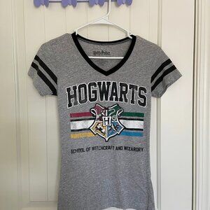 Harry Potter women’s Hogwarts v-neck graphic tshirt — small